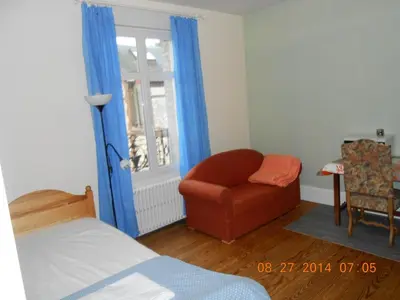 Coin salon dans l'établissement Chambre meublée