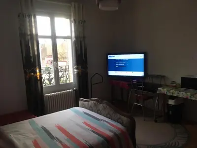 Télévision ou salle de divertissement dans l'établissement Chambre meublée