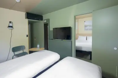 Un ou plusieurs lits dans un hébergement de l'établissement IBIS STYLES Rouen Parc Expos Zenith