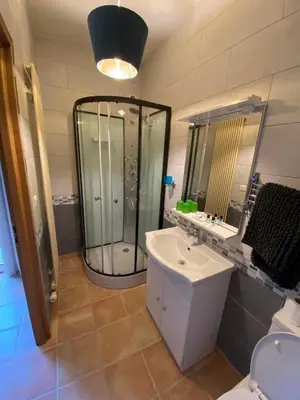 Salle de bains dans l'établissement Au Charme du Lac Espace bien être et Piscine chauffé proche parc et restaurant du casino