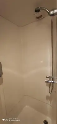 Salle de bains dans l'établissement Glisy Hôtel