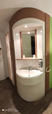 Salle de bains dans l'établissement Glisy Hôtel