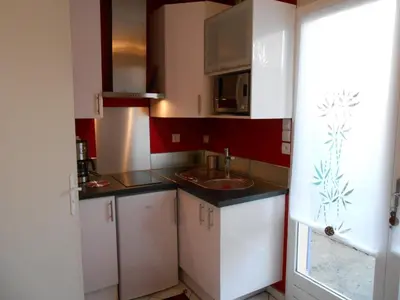 Cuisine ou kitchenette dans l'établissement Gite C