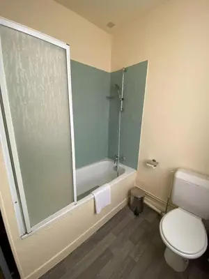Salle de bains dans l'établissement Logis - Hôtel et Restaurant Le Sofhotel