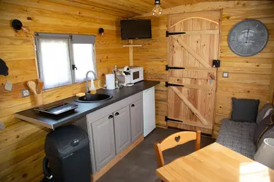 Cuisine ou kitchenette dans l'établissement La Maison du Bonheur Roulotte