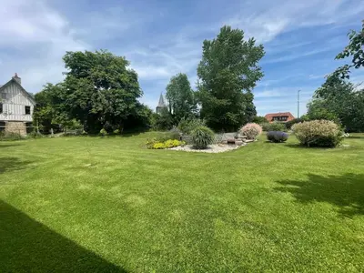 Jardin de l'établissement La Maison du Bonheur Roulotte