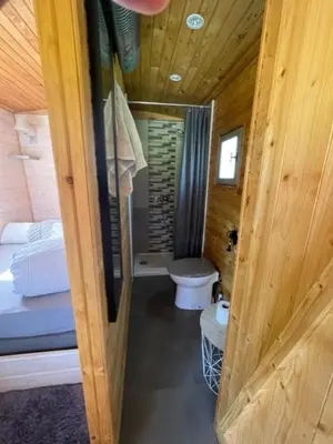 Salle de bains dans l'établissement La Maison du Bonheur Roulotte
