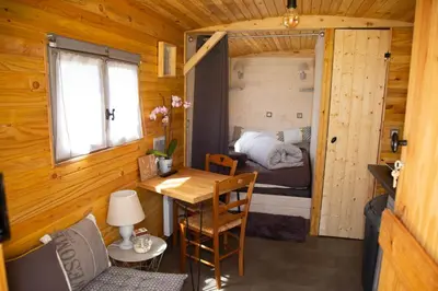 Coin salon dans l'établissement La Maison du Bonheur Roulotte