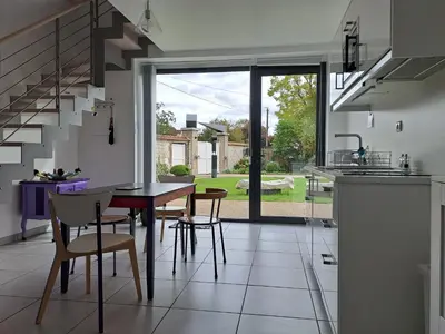 Cuisine ou kitchenette dans l'établissement Gite Dans Parc De Sculptures - Gîte 