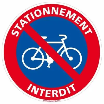 Vélo sur le terrain de l'établissement QUAI 65 , 3 pièces sur le port, à 250 m de la rue piétonne et de la mer ou dans les environs