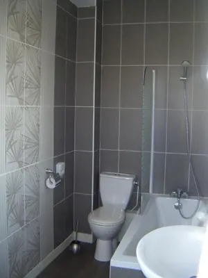 Salle de bains dans l'établissement Logis - Hôtel & Restaurant Le Bellevue