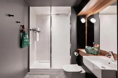 Salle de bains dans l'établissement Moxy Amiens