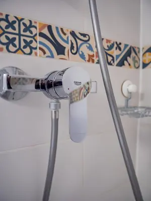 Salle de bains dans l'établissement Contact Hotel Restaurant La Chaumière entre Orgeval et Flins A13 sortie 8