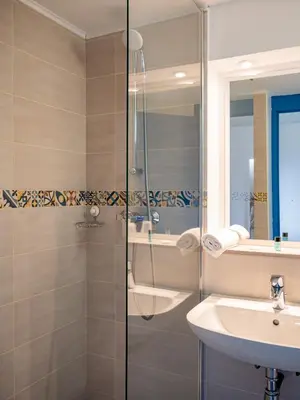 Salle de bains dans l'établissement Contact Hotel Restaurant La Chaumière entre Orgeval et Flins A13 sortie 8
