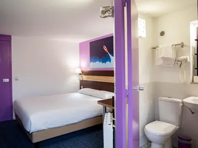 Salle de bains dans l'établissement Contact Hotel Restaurant La Chaumière entre Orgeval et Flins A13 sortie 8