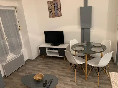 Télévision ou salle de divertissement dans l'établissement Avec JARDINET sans vis à vis Plein centre ville au RDC 350m de la plage