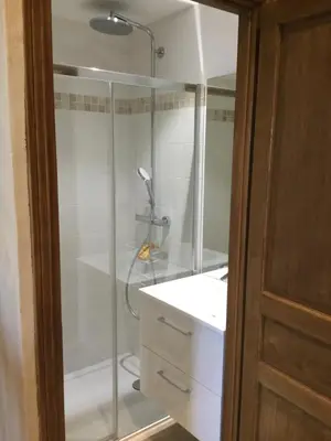 Salle de bains dans l'établissement Logis de l'orangerie