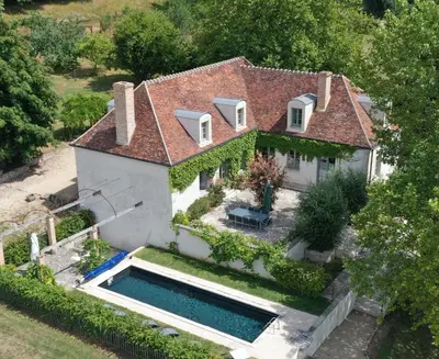 Piscine de l'établissement La Clairière de la reine Hortense - Pierres d'Histoire ou située à proximité