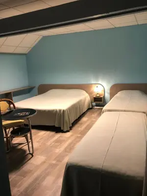 Un ou plusieurs lits dans un hébergement de l'établissement Hôtel De La Mare -restaurant pour les clients sur réservation