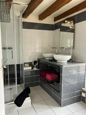 Salle de bains dans l'établissement Maison de Caractère