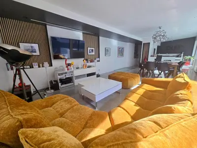 Coin salon dans l'établissement Rouen centre avec Sauna - Jacuzzi - Parking - 5 étoiles