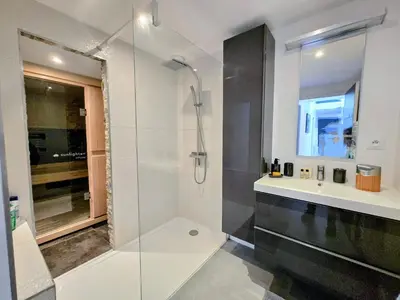 Salle de bains dans l'établissement Rouen centre avec Sauna - Jacuzzi - Parking - 5 étoiles
