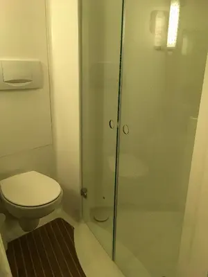 Salle de bains dans l'établissement ibis Abbeville
