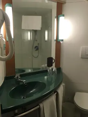 Salle de bains dans l'établissement ibis Abbeville