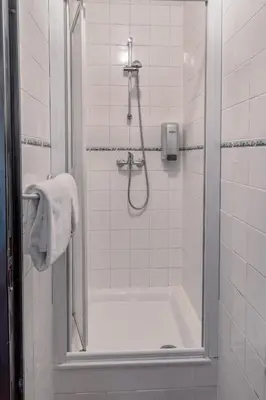 Salle de bains dans l'établissement Premiere Classe Rouen Nord - Barentin