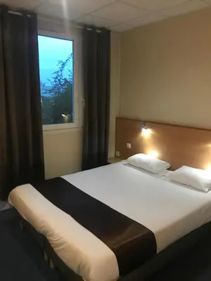 Un ou plusieurs lits dans un hébergement de l'établissement Hotel Le Saint Aubin
