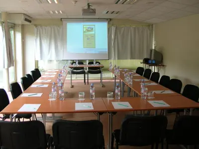 Espace de conférence ou salle de réunion dans l'établissement Hotel Le Saint Aubin