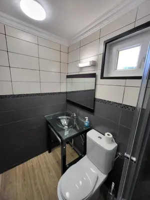 Salle de bains dans l'établissement Iago Lodge ,gare et aéroport à proximité