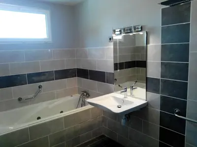Salle de bains dans l'établissement Le Cardonnet