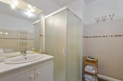Salle de bains dans l'établissement Appartement charmant à Rouen, 40 m², balcon et vue sur la ville.