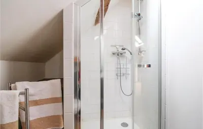 Salle de bains dans l'établissement Gorgeous Home In Les Damps With Wifi