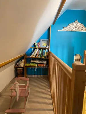 Bibliothèque dans la maison de vacances