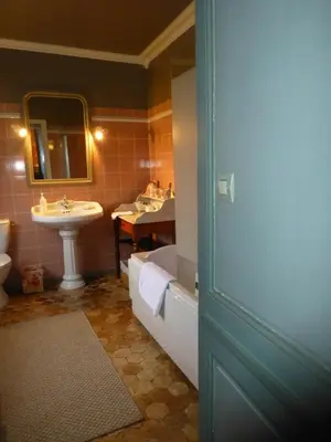 Salle de bains dans l'établissement Chambres d'Hôtes de Manoir de Captot