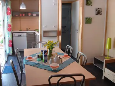 Cuisine ou kitchenette dans l'établissement Camping Le Val de Trie