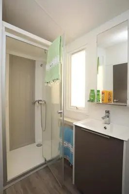 Salle de bains dans l'établissement Camping Le Val de Trie