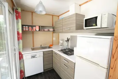 Cuisine ou kitchenette dans l'établissement Camping Le Val de Trie