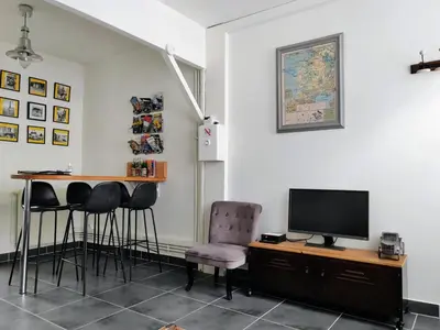 Télévision ou salle de divertissement dans l'établissement LA PETITE MAISON