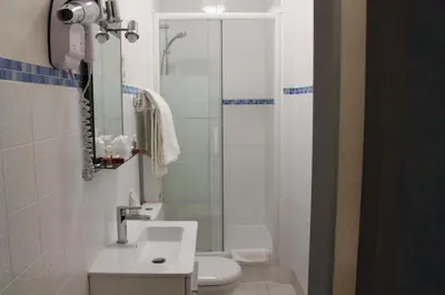 Salle de bains dans l'établissement Hôtel Moderne