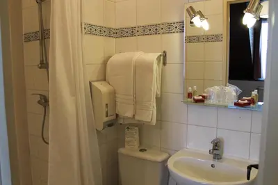 Salle de bains dans l'établissement Hôtel Moderne