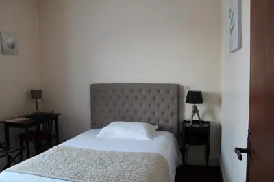 Un ou plusieurs lits dans un hébergement de l'établissement Hôtel Moderne