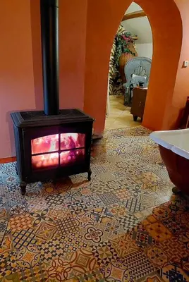 Télévision ou salle de divertissement dans l'établissement Les Roses de Montherlant