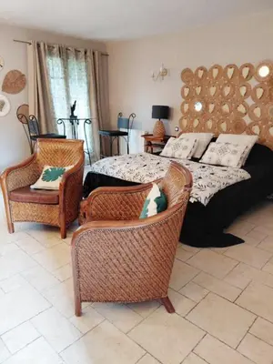 Coin salon dans l'établissement Les Roses de Montherlant