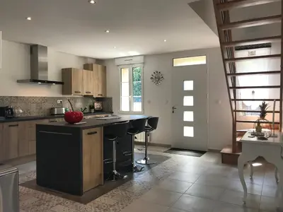 Cuisine ou kitchenette dans l'établissement LES HORTENSIAS