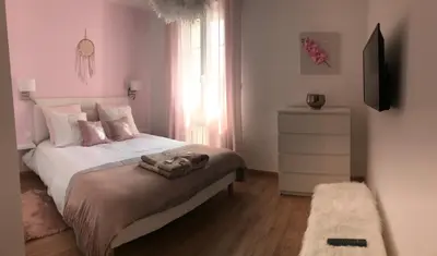 Télévision ou salle de divertissement dans l'établissement LES HORTENSIAS