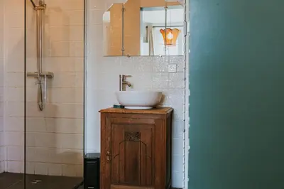 Salle de bains dans l'établissement La Vague - Accès Piscine