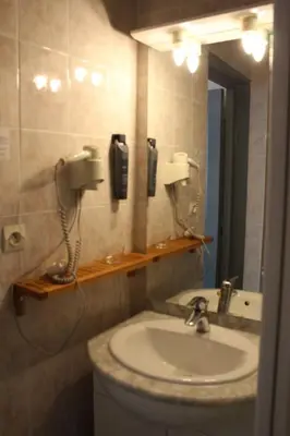 Salle de bains dans l'établissement Hotel de Normandie